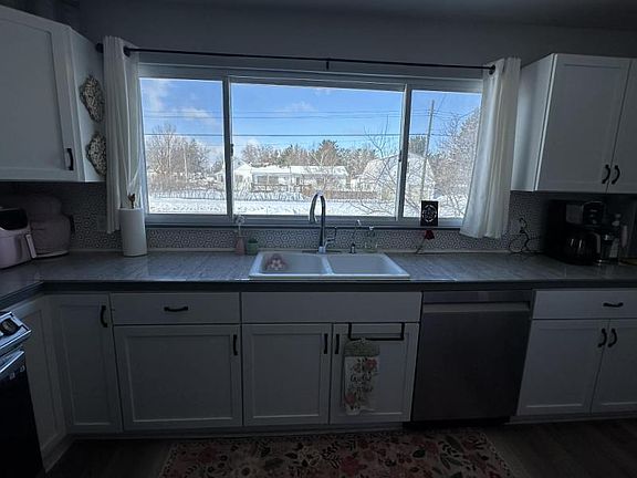 5th image of 608 Maple St