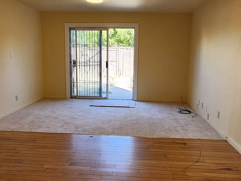 1723 Livingston Ln — Photo 4
