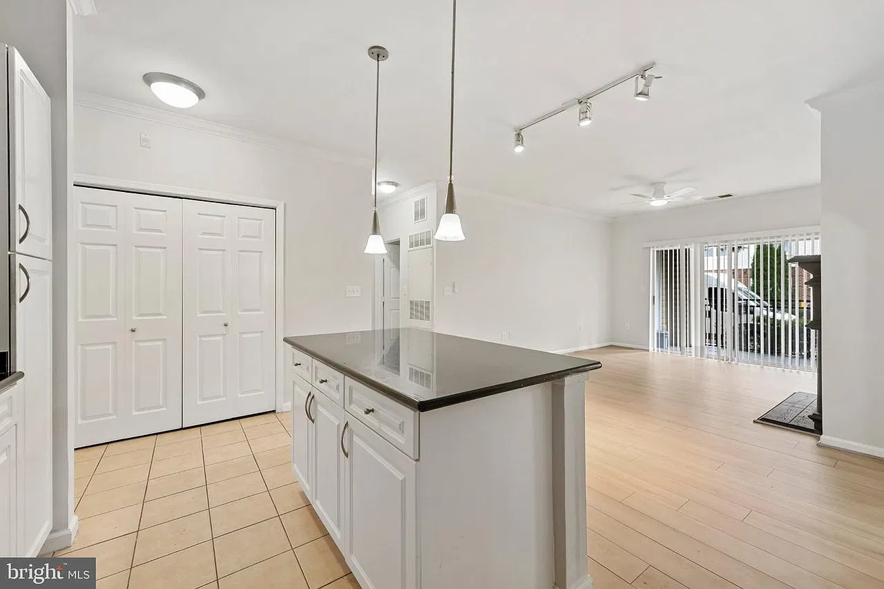 2 bed, 1240 sqft, $2,350 — Photo 4