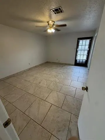 1908 Hickory Avenue - B — Photo 4
