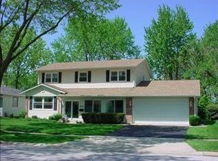 516 Stonehaven Ave, Elk Grove Village, IL 60007