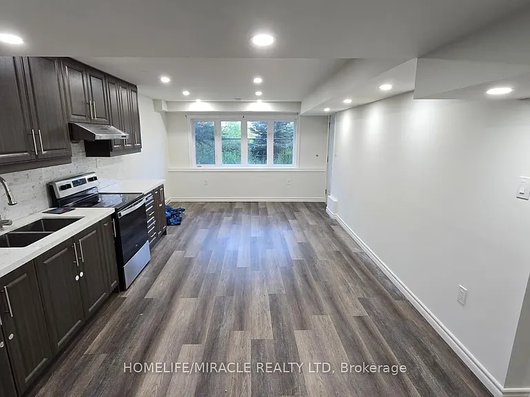 105 Stockell Cres — Photo 4