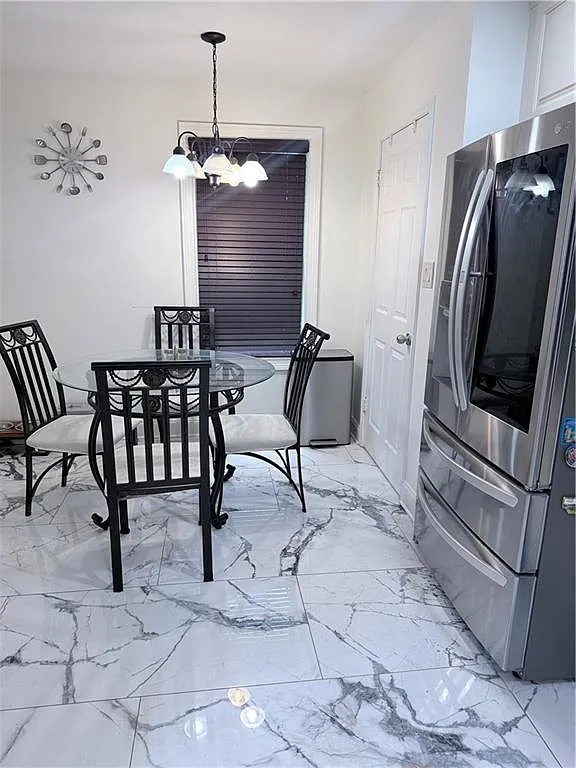3 bed, 2.0 bath, 1822 sqft, $2,400 — Photo 4