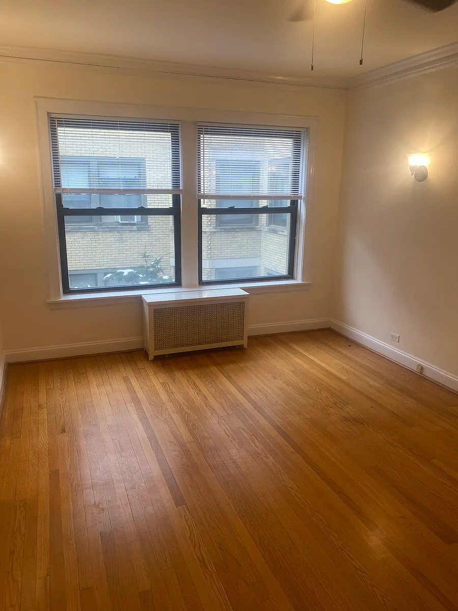 Building Photo - 518 W Surf St #2