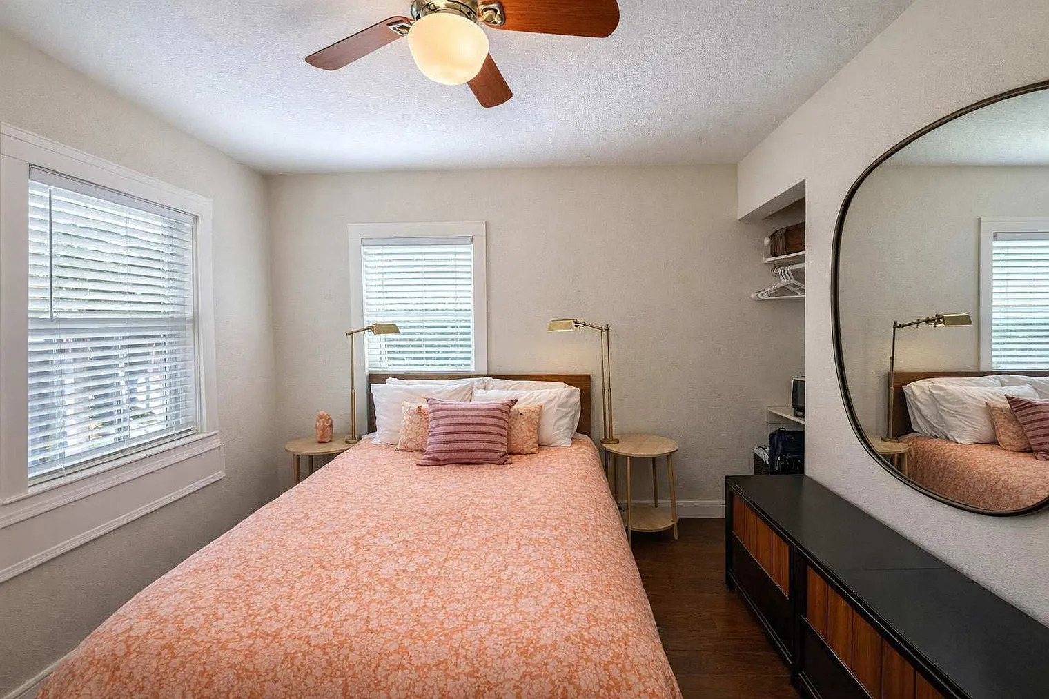 4 bed, 2.0 bath, 1291 sqft, $7,427 — Photo 3
