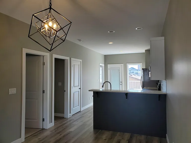 938 McFaull Mnr — Photo 3