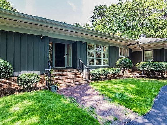 4th image of 400 Fairview Dr