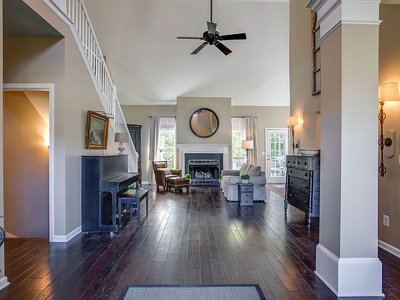3rd image of 412 Cowan Ct