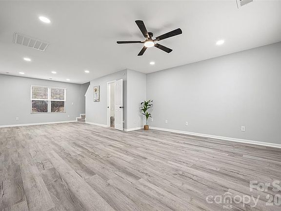 5th image of 916 Sundance Dr #1
