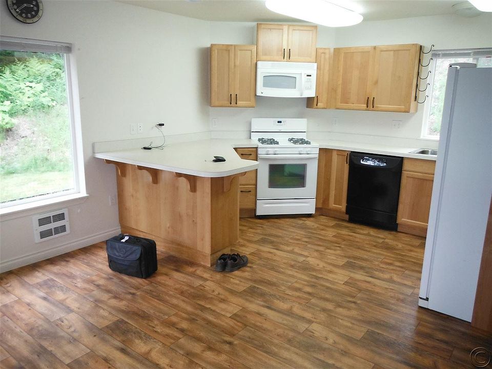 1st image of 4 Lake Dr