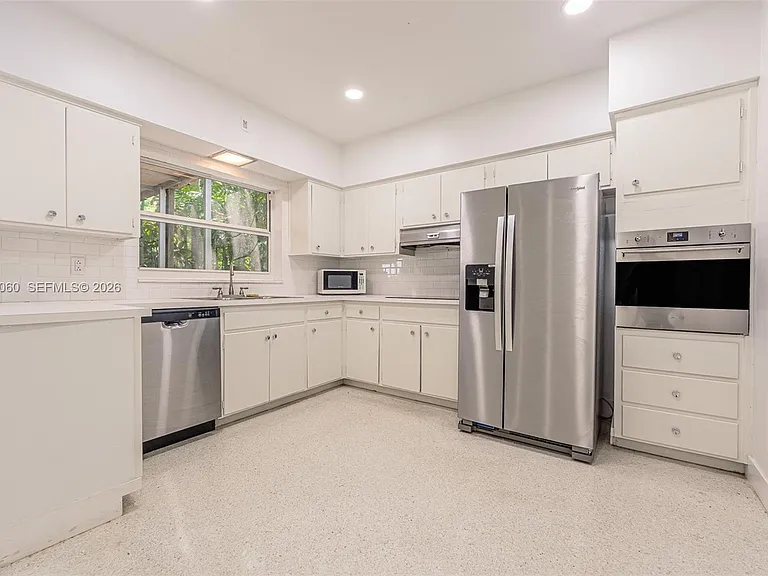 580 University Dr #2 — Photo 8