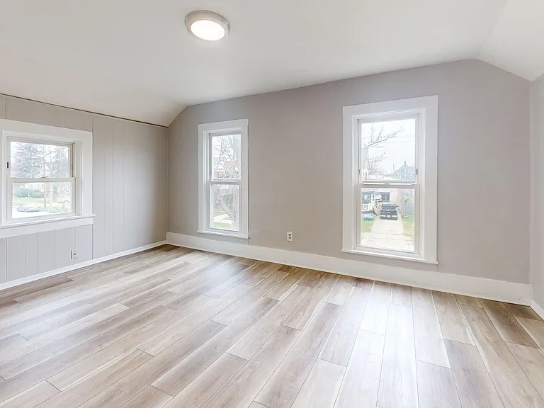 1031 W 9th St — Photo 24