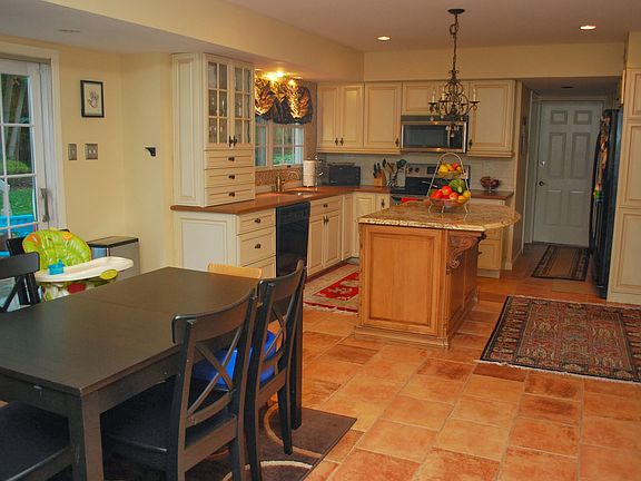 Eat-In Kitchen