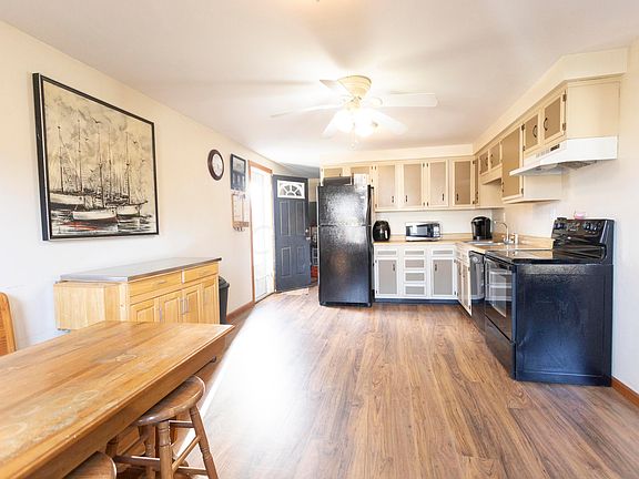 3rd image of 227 Sullivan Ave
