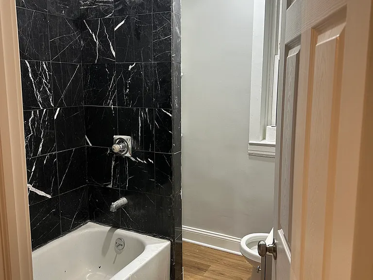 2334 W 23rd St #1 — Photo 7