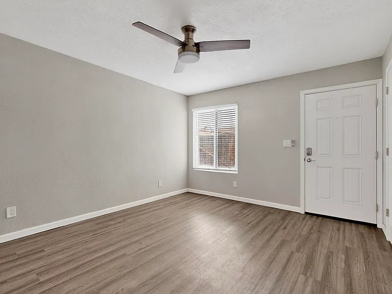 1812 Buena Vista Dr SE #4 — Photo 11