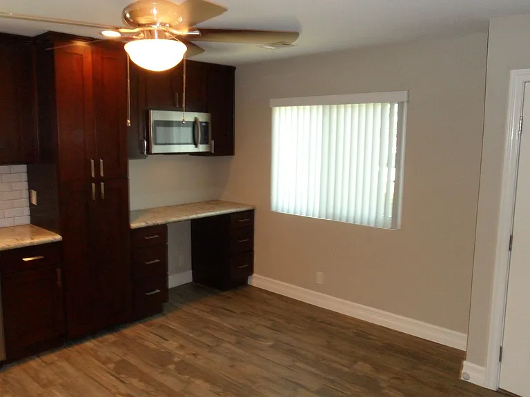 204 & 204-1/2 E Mills Dr — Photo 3