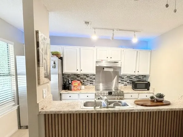 2301 W Michigan Ave APT 17, Pensacola, FL 32526