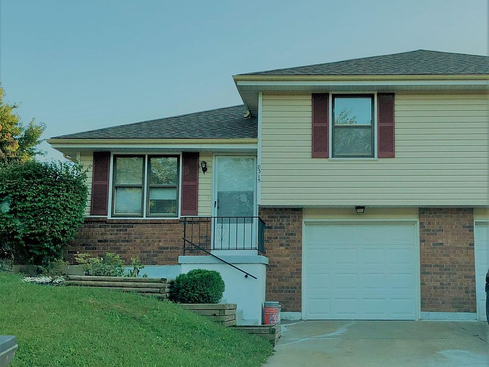 8315 E 170th - Garage does have opener