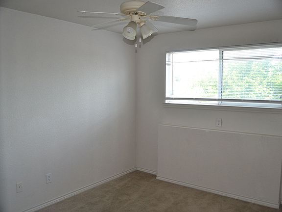 4th image of 106 Bluebonnet St Unit A
