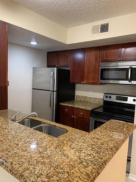 1 bed, 1.0 bath, 711 sqft, $1,400 — Photo 2