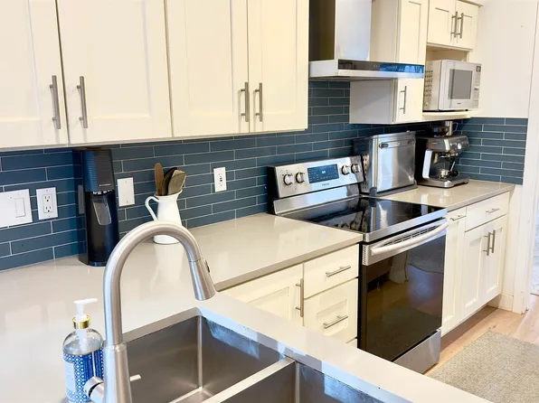 2118 Eastern Ave #10, North Vancouver, BC V7L 3G3