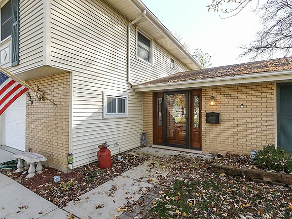 3rd image of 829 Georgean Ln