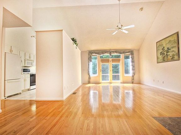 5th image of 61 Beechwood Dr