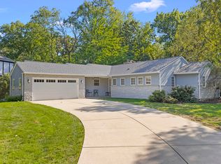 185 Green Leaf Dr, Oak Brook, IL 60523