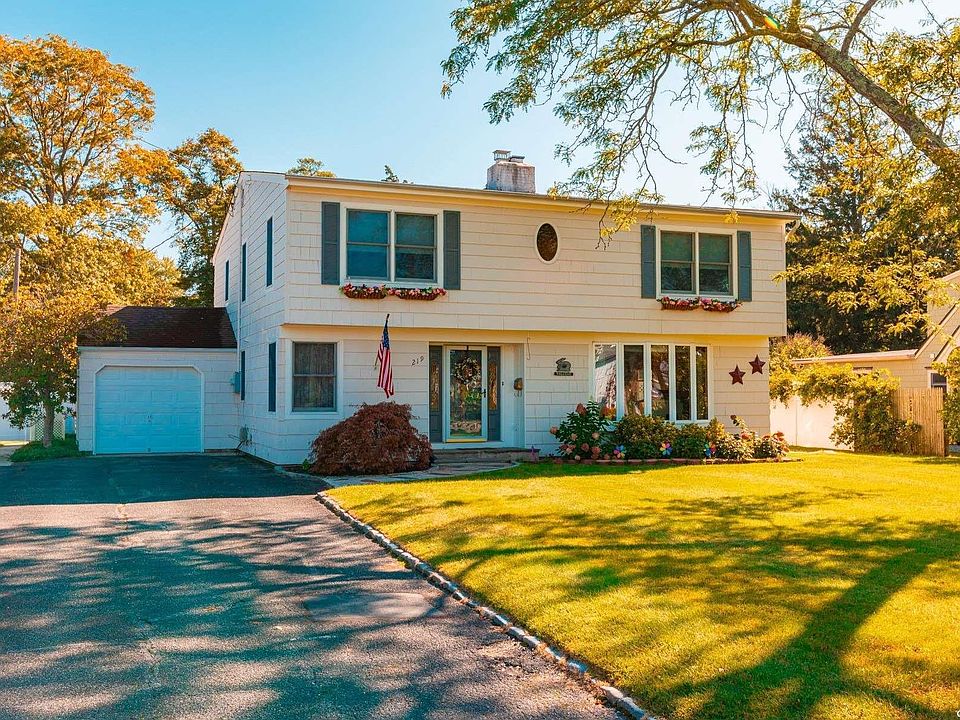 1st image of 219 Secatogue Lane
