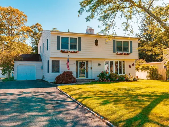 219 Secatogue Lane, West Islip, NY 11795