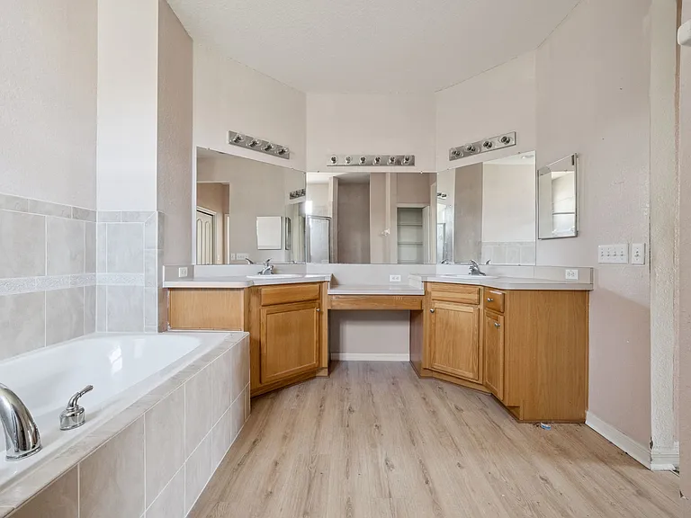 7055 Heatherbrook Dr — Photo 18