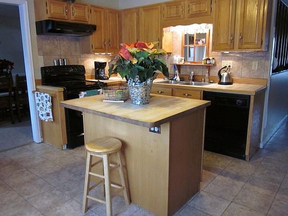 Island an stylish black appliances