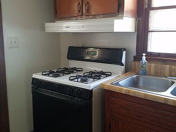 GAS STOVE AND DISHWASHER