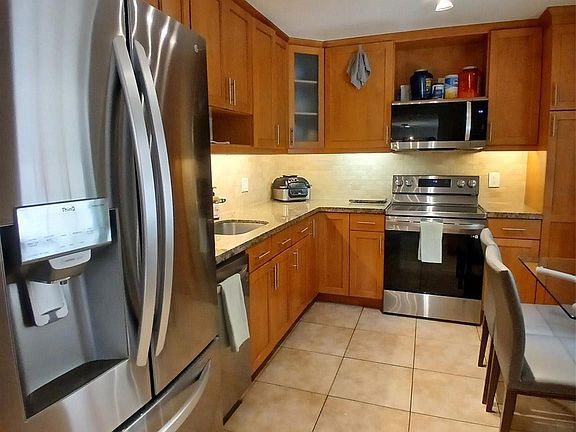 2nd image of 907 Cypress Terrace #104