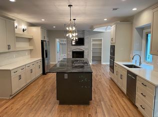 8501 NW Lakeview Dr, Parkville, MO 64152