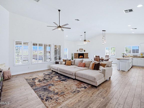 3rd image of 40724 N CENTRAL Avenue