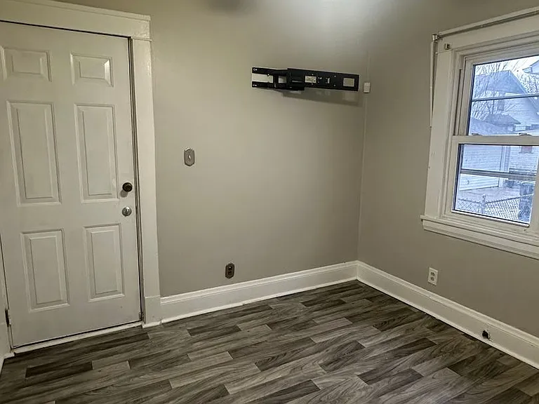 12801 Farringdon Ave — Photo 4