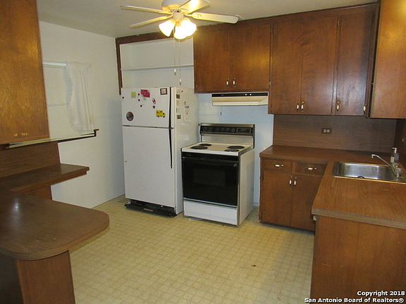 5th image of 455 Storeywood Dr