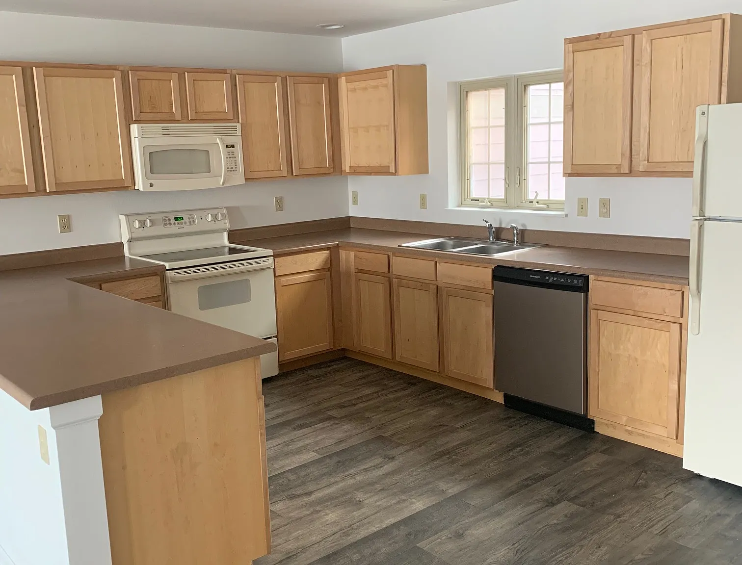 3 bed, 2.5 bath, 1890 sqft, $2,350 — Photo 2