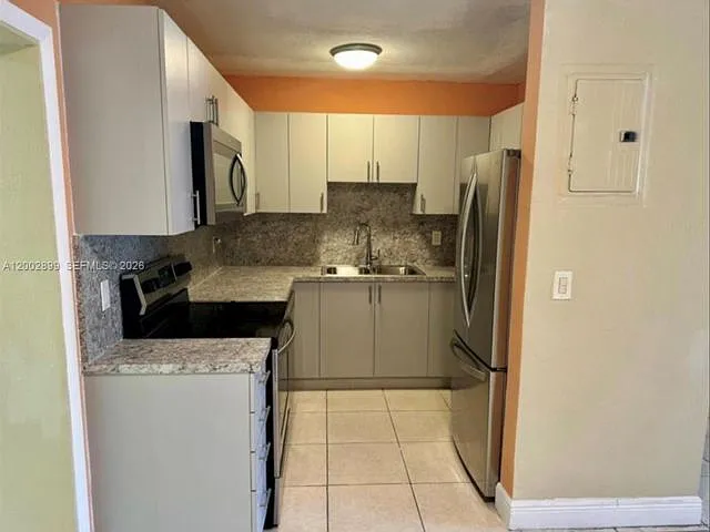 6471 SW 27th St — Photo 3