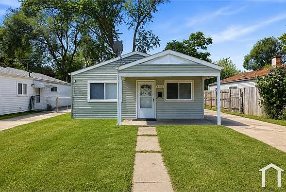8082 Robert St
