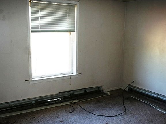 4th image of 326 N 10th Ave E