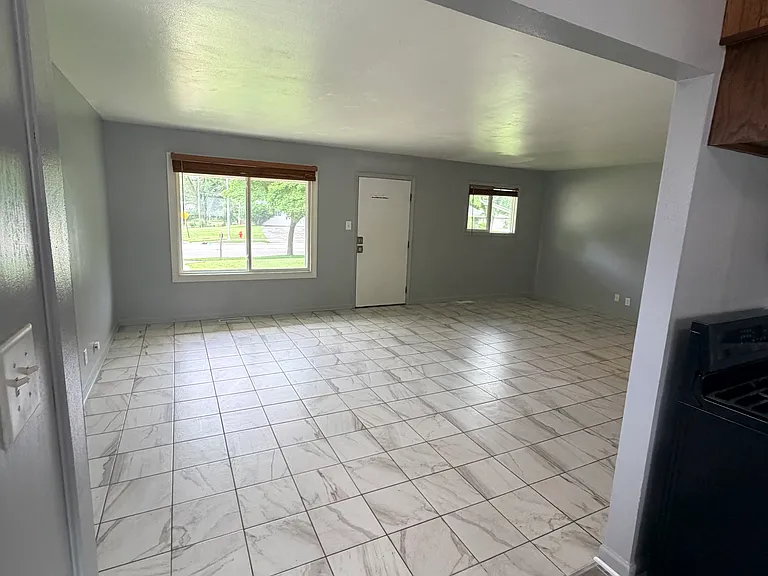 133 W Briarcliff Rd — Photo 3