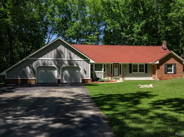 2915 Dunsary Ln, Brighton, MI 48114