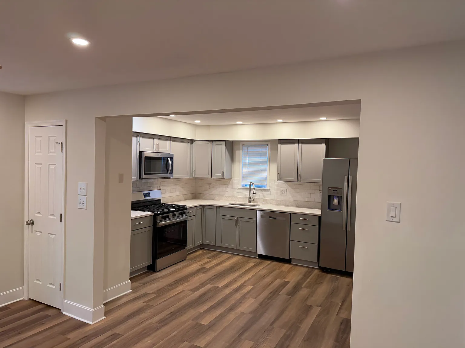 2 bed, 1000 sqft, $2,100 — Photo 2