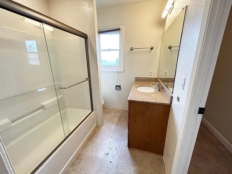 634 Capitol St #A — Photo 11