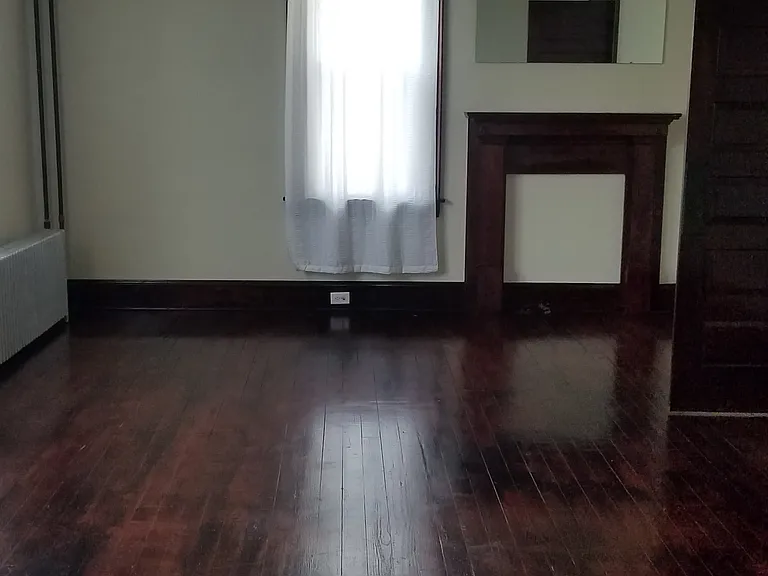 402 E King St — Photo 6