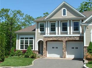 12 Creekside Ln, West Hartford, CT 06107
