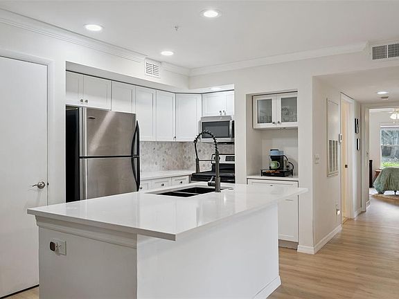 5th image of 470 S PIN OAK PLACE #112